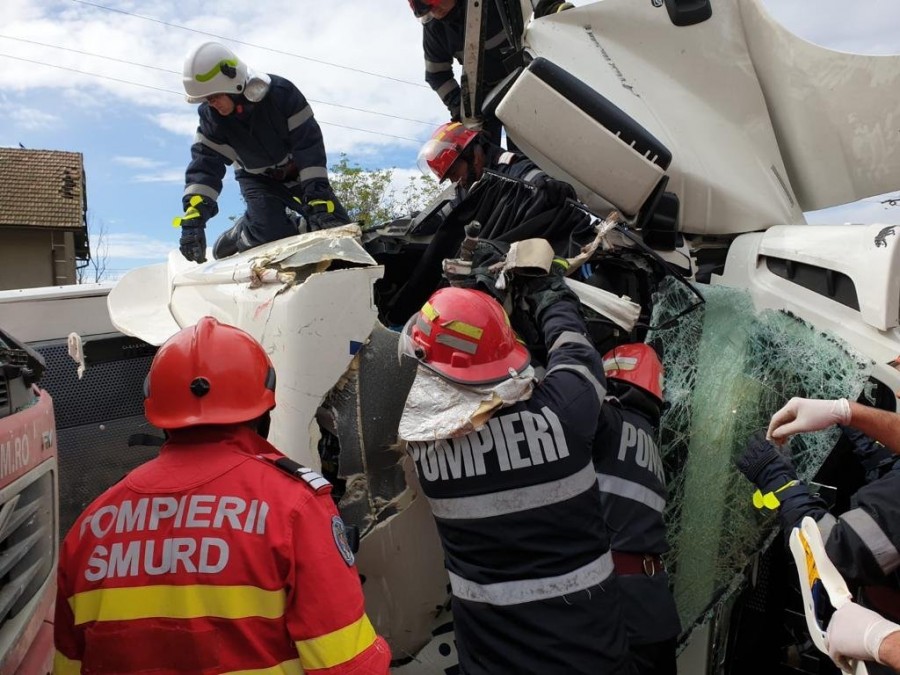 Accident rutier intre un autoturism si un autocamion intre Joia Mare si Almas