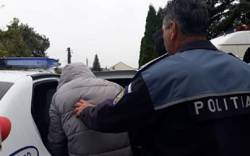 Polițiștii Serviciului de Investigații Criminale au reținut trei arădeni pentru lipsirea de libertate a unei tinere de 21 de ani