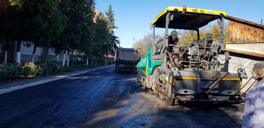 Asfalt pe strada Poetului din municipiul Arad