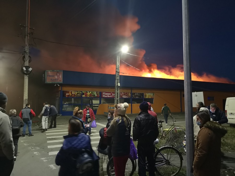 Incendiu puternic la un supermarket din Gai