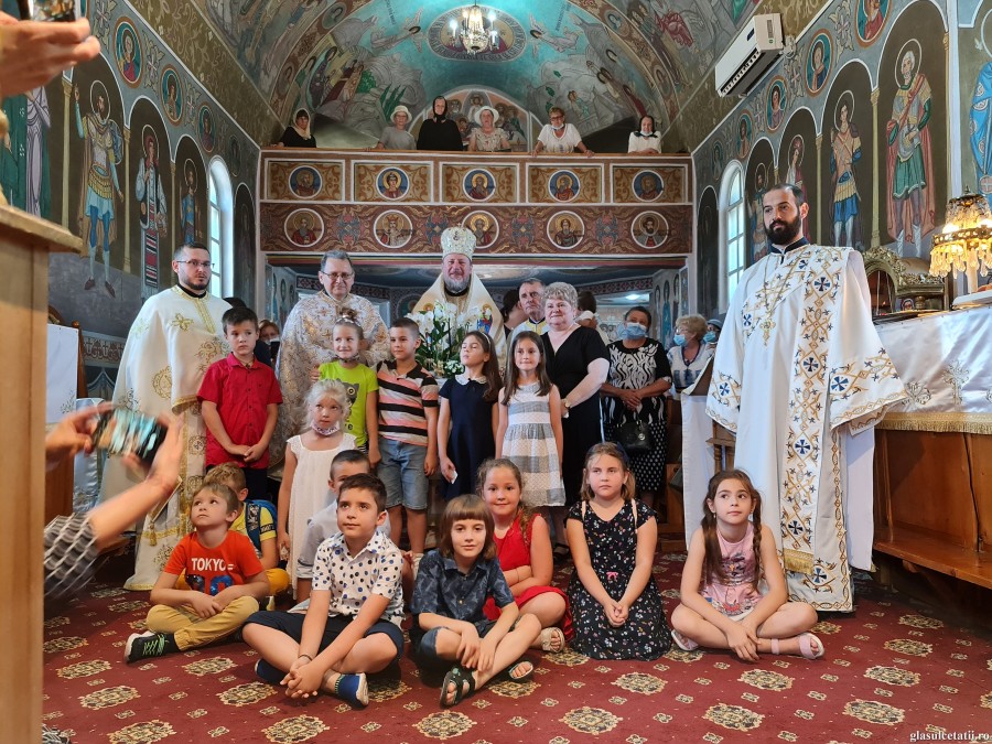 (FOTO) Sfinții Apostoli Petru și Pavel - Paraclisul Arhiepiscopal din Cimitirul Pomenirea și-a serbat astăzi hramul