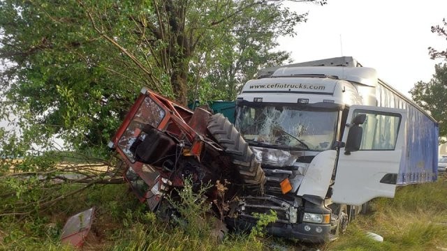 Accident cu autocamion și tractor pe DN7, la Nădlac