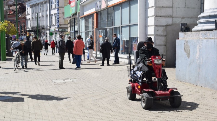 Masca devine obligatorie şi în aer liber la Arad din cauza incidenţei ridicate