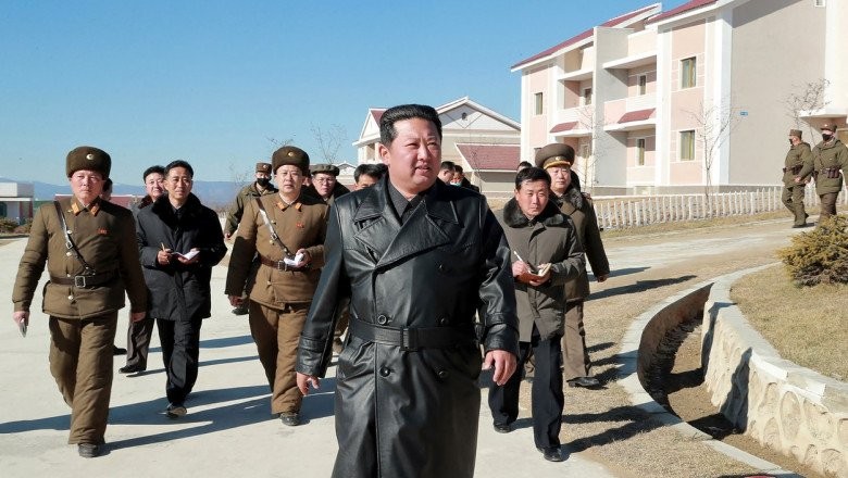 Kim Jong-un le-a interzis nord-coreenilor să îmbrace haine de piele, ca să nu arate ca el