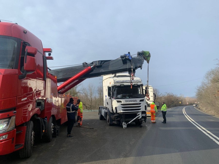 Un TIR a barat două ore Drumul Național 7 lângă Bătuța