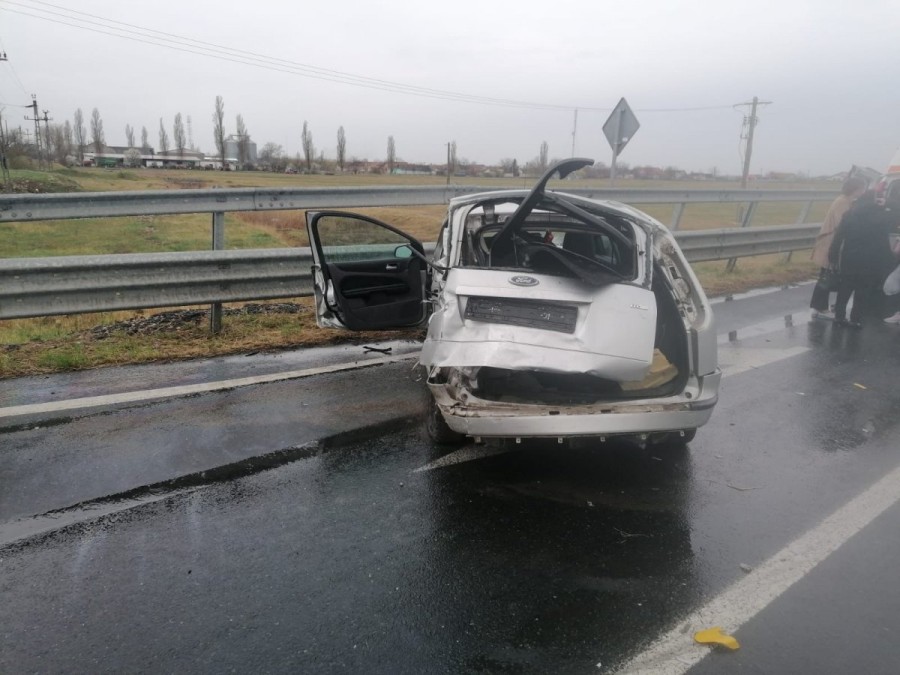 Accident rutier in Nadlac, sensul giratoriu DN 7, între un autoturism și un autocamion