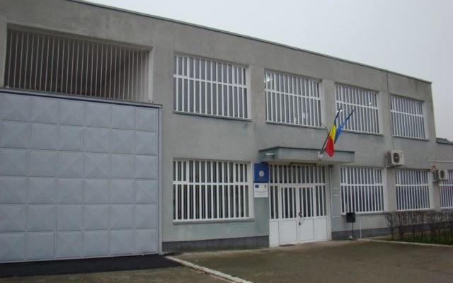 Un agent a fost surprins încercând să introducă droguri în Penitenciar