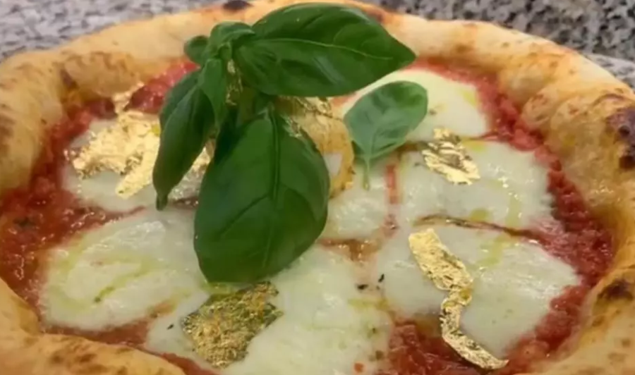 Prima pizza cu foiţă de aur în Italia, făcută de un român. Cât costă şi ce ingrediente conţine