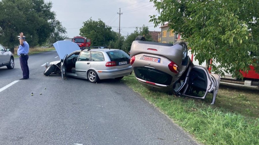 Un bărbat și o femeie grav răniți în urma unui accident dintre un Peugeot și un Volvo