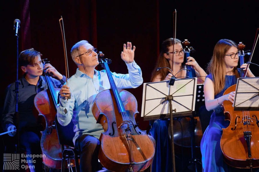 Ansamblul „Violoncellissimo“ cu arădeanul Radu Sinaci printre componenţi cântă sâmbătă la Palatul Cultural