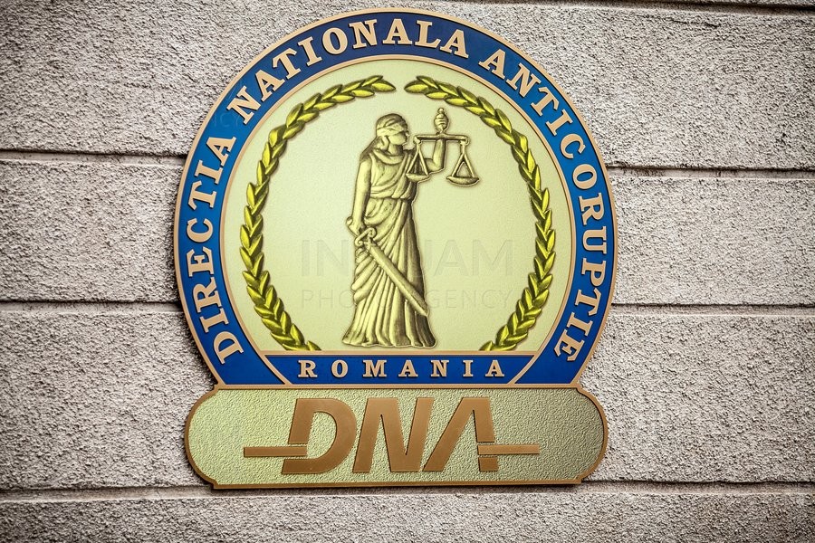 Arădeancă reţinută de DNA pentru trafic de influenţă