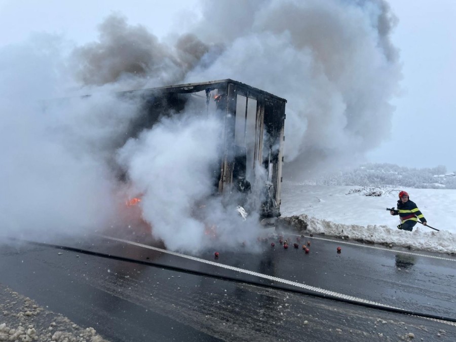 Incendiu, izbucnit la remorca unui autocamion între localitățile Brad și Vârfurile