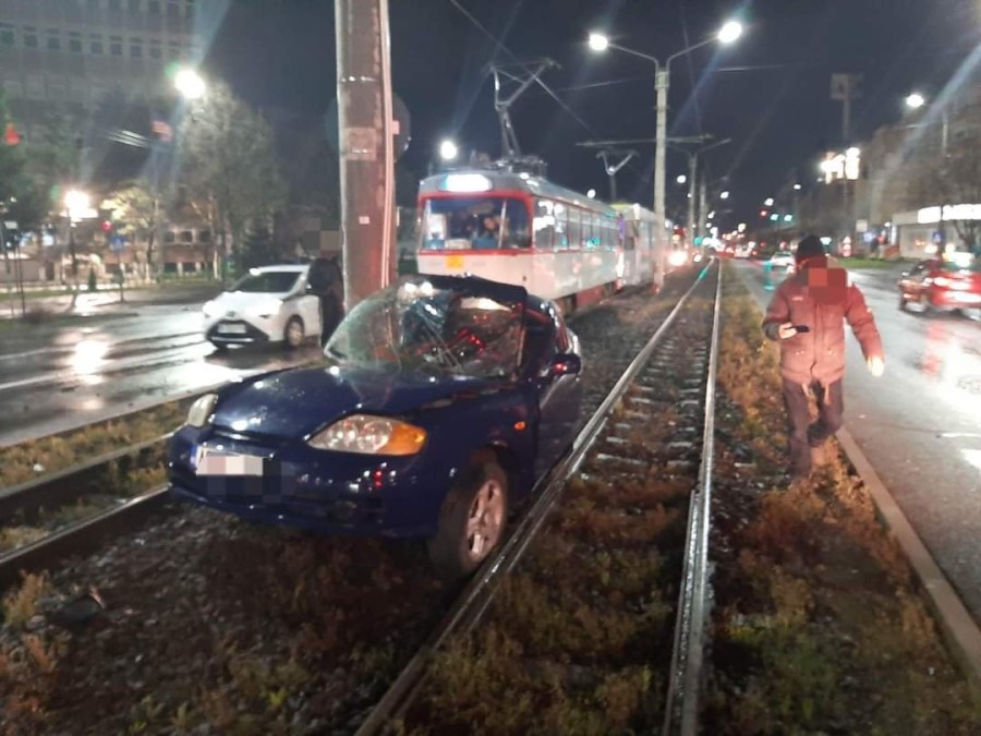 A intrat cu mașina într-un stâlp de pe liniile de tramvai