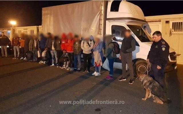 74 de migranți depistați la frontieră. 65 dintre aceştia erau ascunşi într-un TIR încărcat cu profile din aluminiu