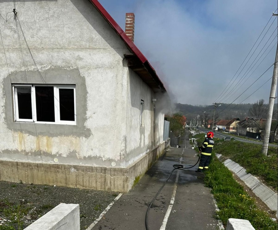 Incendiu la o casă particulară in localitatea Buhani - posibil o victimă