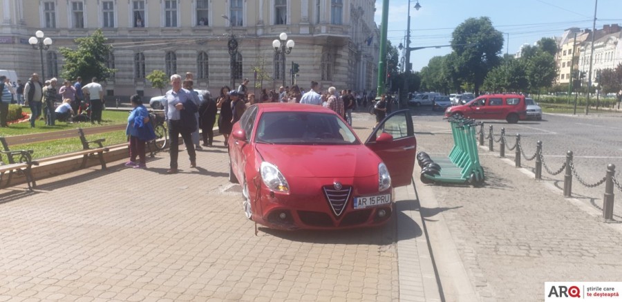 Accident în faţa Primăriei: un Alfa Romeo Giulietta transformat în armă, a lovit un Audi şi... o arădeancă care stătea pe bancă (FOTO)