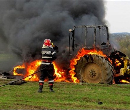 Tractor în flăcări la Zădăreni