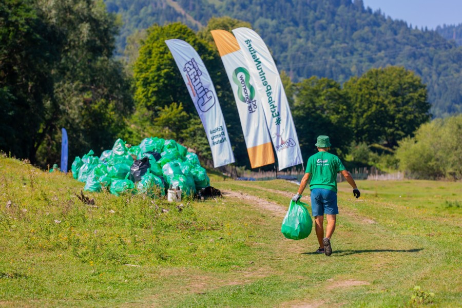 Mobilizare pentru lacul Bicaz: 100 de voluntari au petrecut 2 zile la cort și au  strâns 3.7 tone de deșeuri de pe malurile lacului