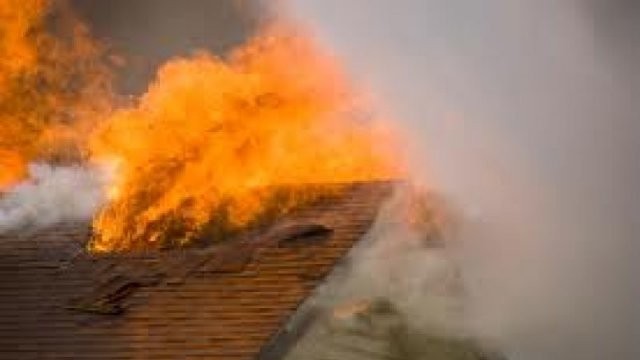 Incendiu izbucnit la acoperișul unei case din localitatea Sânleani