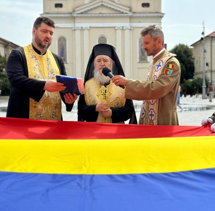 ÎPS Timotei a sfințit drapelul național în Catedrala Veche