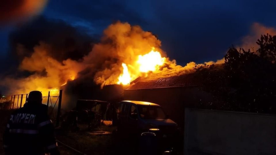 Incendiu izbucnit la o casă din localitatea Sânleani