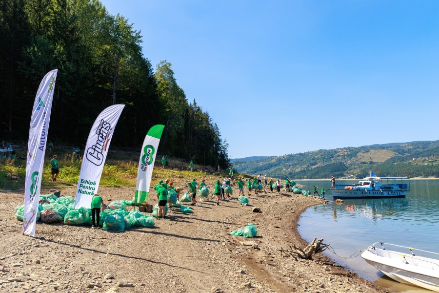 Peste 12 tone de deșeuri colectate de 420 de voluntari, în cadrul Lunii Curățeniei la Bicaz, cea mai amplă campanie de voluntariat dedicată curățării deșeurilor de pe malurile lacului