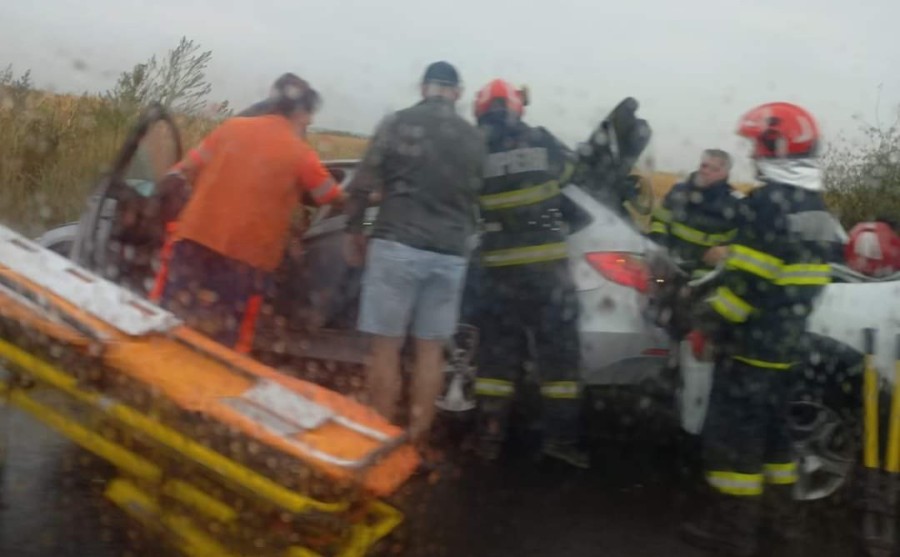 Accident la ieșirea din Bocsig spre Mânerău, pe DN79A / UPDATE: O femeie a ajuns la spital