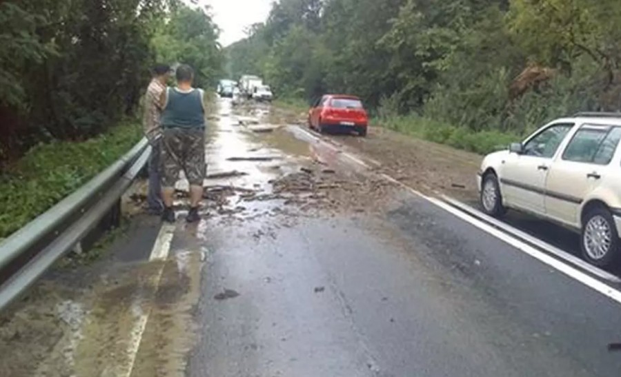 Trafic restricționat pe DN7, din cauza aluviunilor aflate pe carosabil