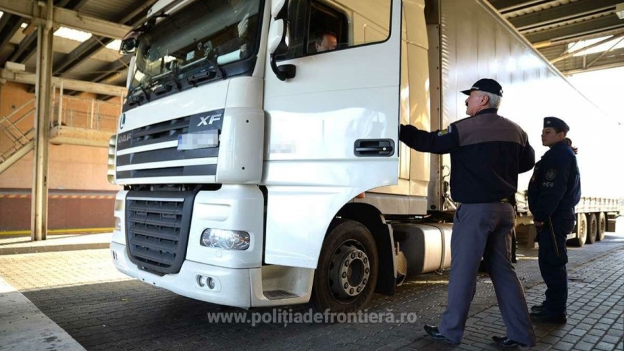 Mai mulți migranți au încercat să treacă frontiera în Ungaria, ascunși într-un camion