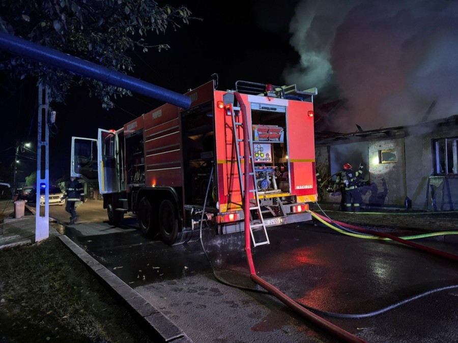 Incendiu izbucnit la o casă pe strada Caisului