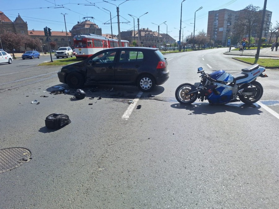 Accident rutier în care au fost implicate un autoturism și o motocicletă la Gara CFR (Foto)