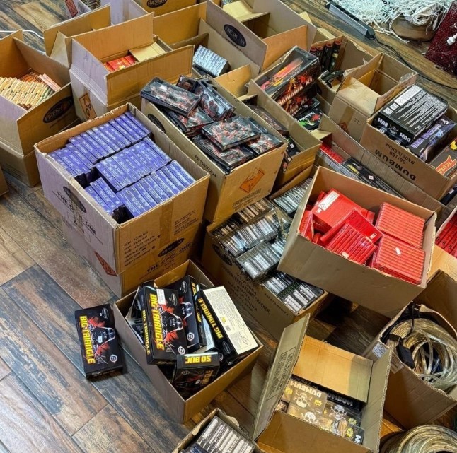 Vine, vine Moș Crăciun: peste zece tone de material pirotehnic și o persoană reținută de polițiștii Serviciului Arme, Explozivi și Substanțe Periculoase (FOTO)