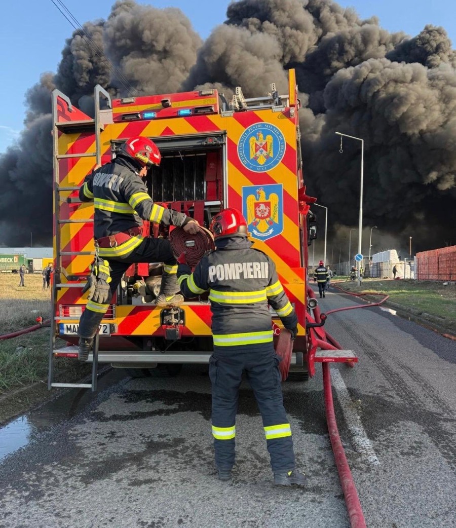 Incendiu la o fabrică de polistiren din municipiul Arad, cu degajări mari de fum / UPDATE: DSP sfătuiește arădenii să-și izolele locuințele și să folosească măști