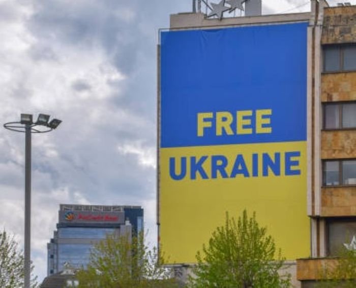 Autoritățile provinciale din Kosovo au dat jos steagul Ucrainei după o declarație de bun-simț făcută de Zelenski