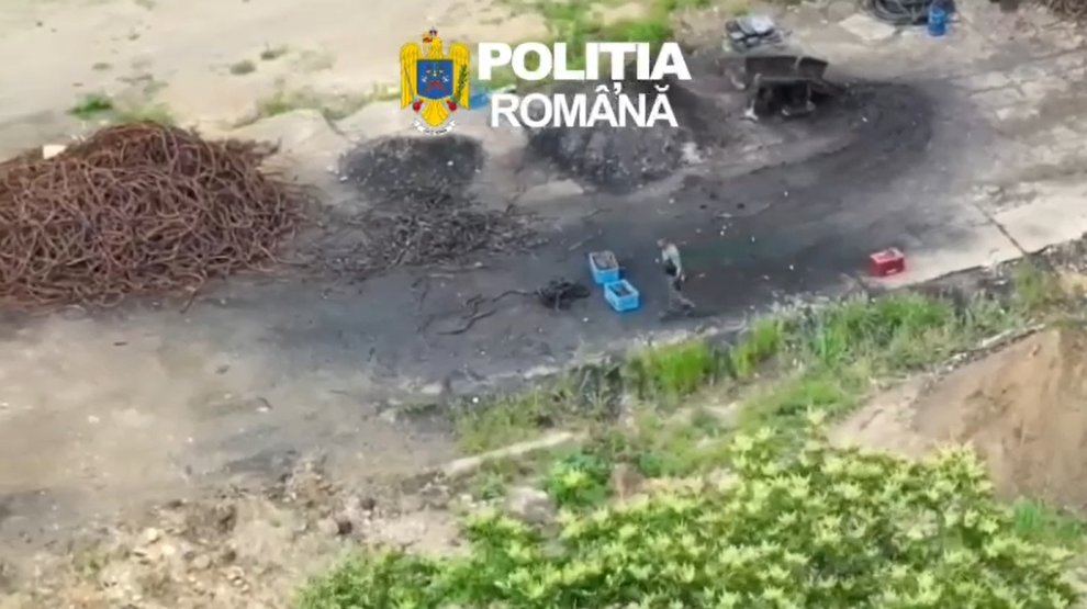 Emisii toxice și deversări în Mureș: cabluri furate de la CFR arse pentru a „recupera” metalul; anchetă în Arad și alte trei județe