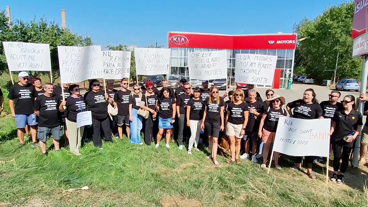 Păgubiții unui dealer de mașini din Arad au protestat a doua oară