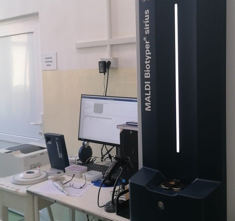 Puterea tehnologiei: Listeria identificată în timp record la Spitalul Județean datorită  unui aparat performant achiziționat din fonduri europene